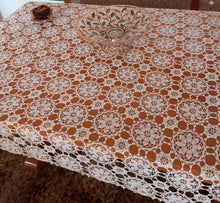 Charger l&#39;image dans la galerie, Précieuse nappe de table réalisée au crochet avec du fil de coton
