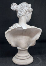 Charger l&#39;image dans la galerie, Petite sculpture buste de femme
