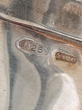 Charger l&#39;image dans la galerie, Carafe Art Déco en argent 925 martelé, finement décorée d&#39;un motif floral. 1930 env.
