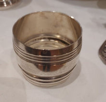Charger l&#39;image dans la galerie, Rond de serviette en métal argenté
