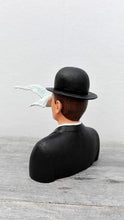 Charger l&#39;image dans la galerie, Sculpture Magritte, fabriqué en polystone
