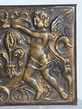Charger l&#39;image dans la galerie, Jolie boite en carton recouvert de cuir repoussé
