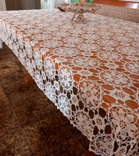Charger l&#39;image dans la galerie, Précieuse nappe de table réalisée au crochet avec du fil de coton
