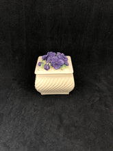 Charger l&#39;image dans la galerie, Boîte blanche avec violettes
