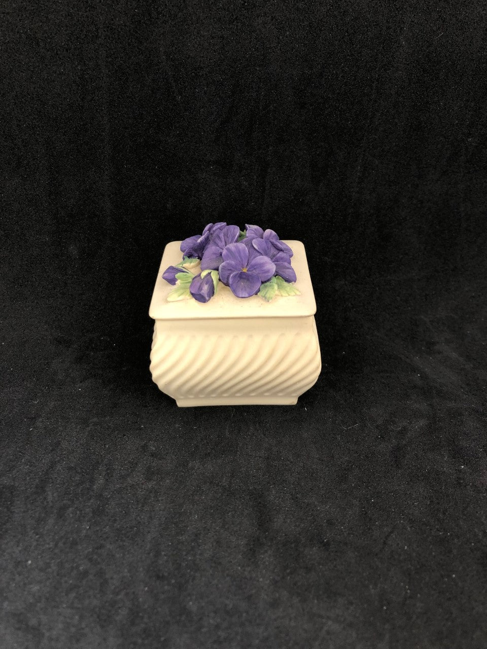 Boîte blanche avec violettes