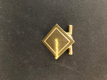 Charger l&#39;image dans la galerie, Petite horloge dorée en forme de mortier de diplôme
