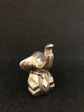 Charger l&#39;image dans la galerie, Petite statuette d&#39;éléphant en métal argenté
