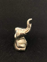 Charger l&#39;image dans la galerie, Petite statuette d&#39;éléphant en métal argenté
