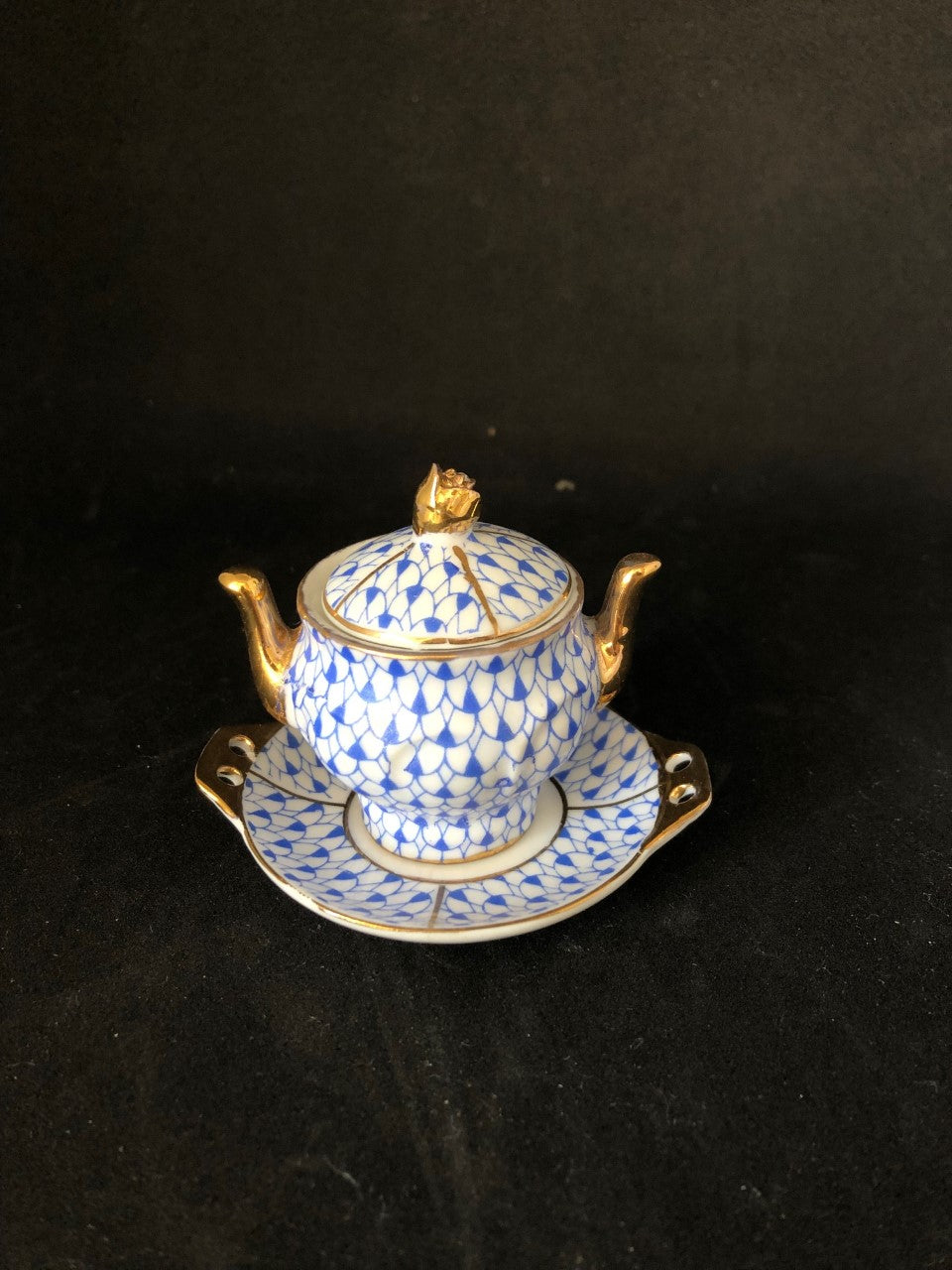 Petite soupière miniature avec couvercle et plat